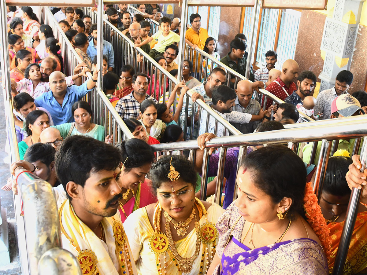 Huge Devotees Rush In Vijayawada Indrakeeladri Kanaka Durga Temple1