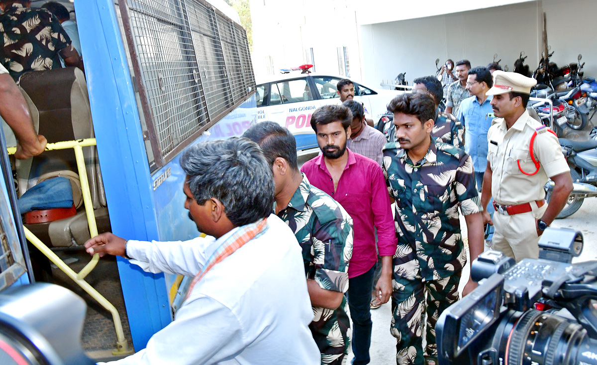 కోర్టు తీర్పు నేపథ్యంలో దోషులను పోలీసులు జైలుకు తరలించారు. 6