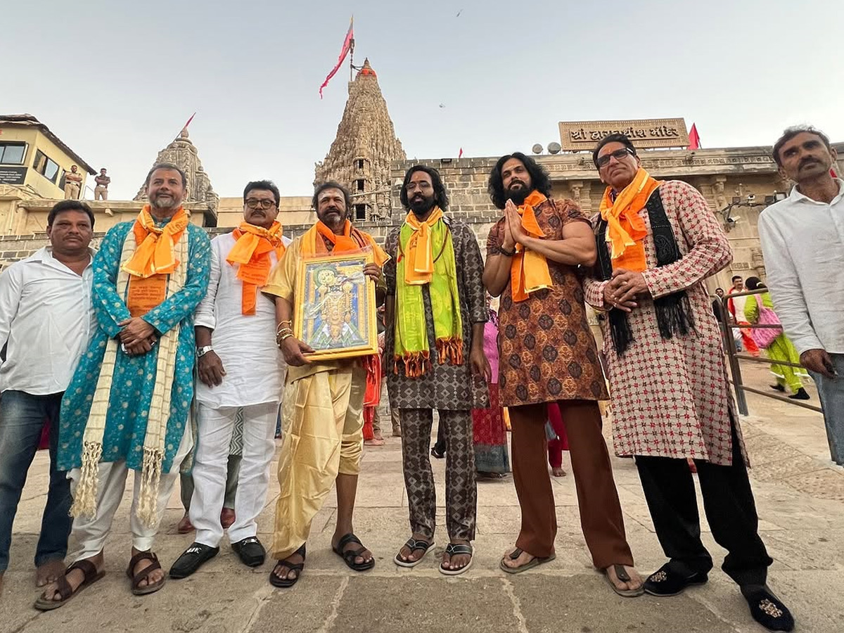 Kannappa Team Visits Maha Yatra of 12 Jyotirlingas before the Movie Release Photos7