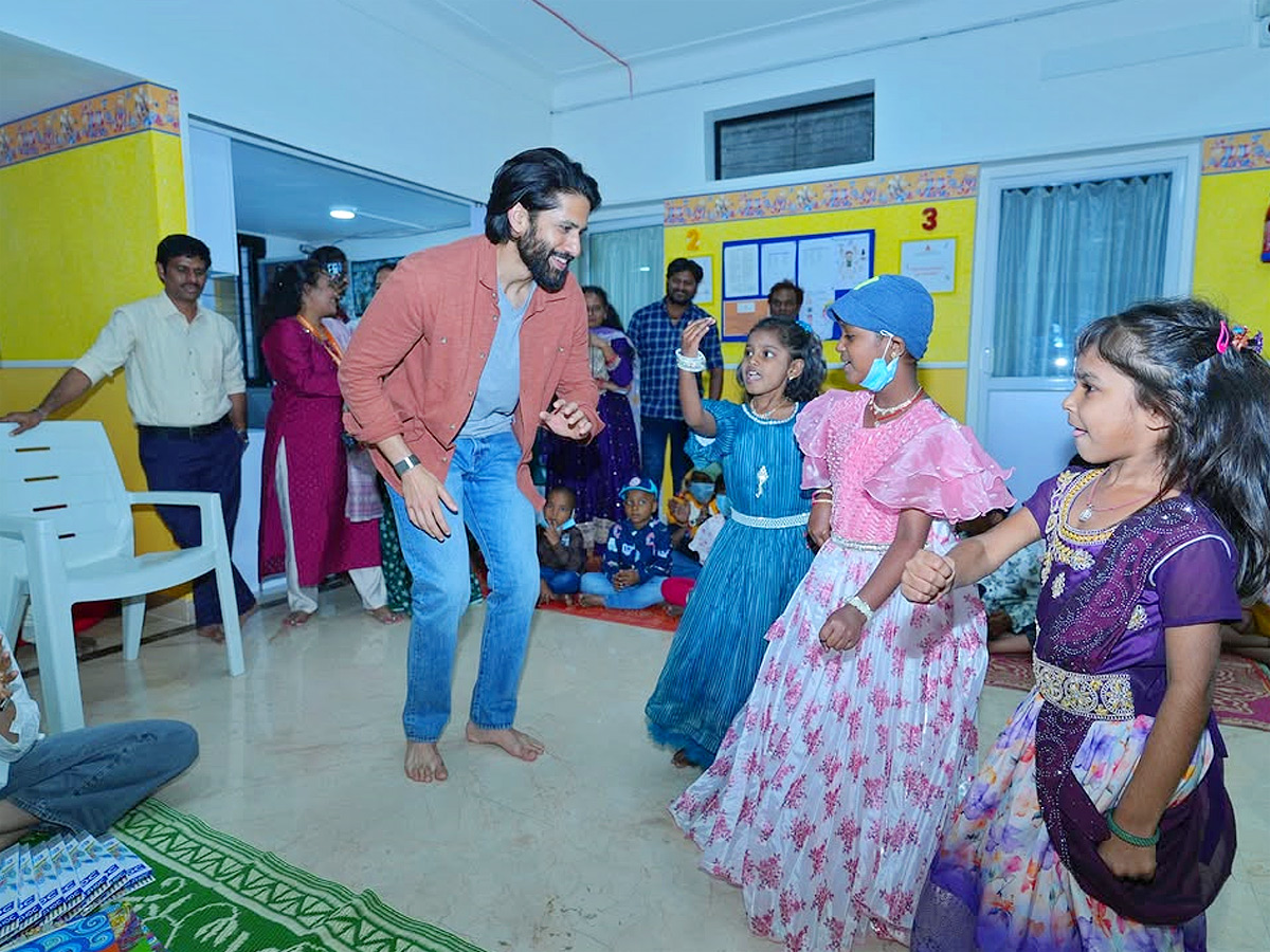 Naga Chaitanya And Sobhita Dhulipala spends time with cancer Children in Hyderabad Photos3