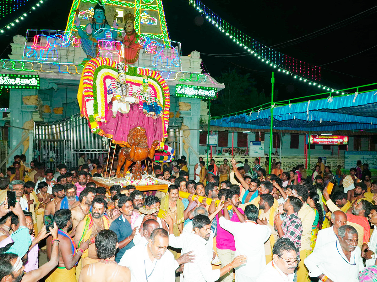 Maha Shivaratri : Devotees Rush at Srisailam Temple Photos14