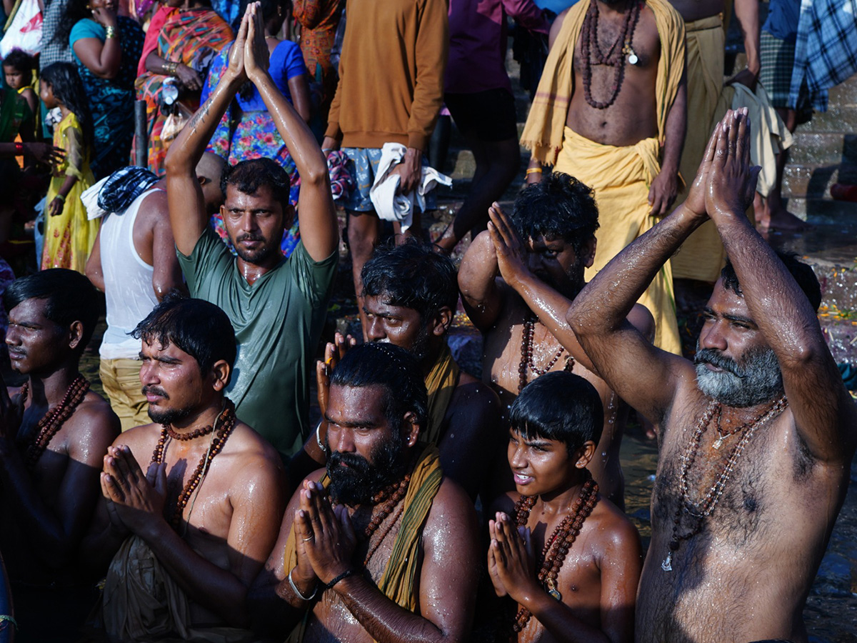 Maha Shivaratri : Devotees Rush at Srisailam Temple Photos16