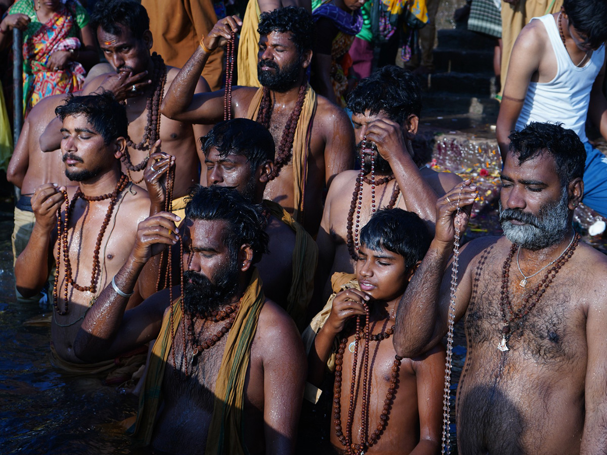 Maha Shivaratri : Devotees Rush at Srisailam Temple Photos18