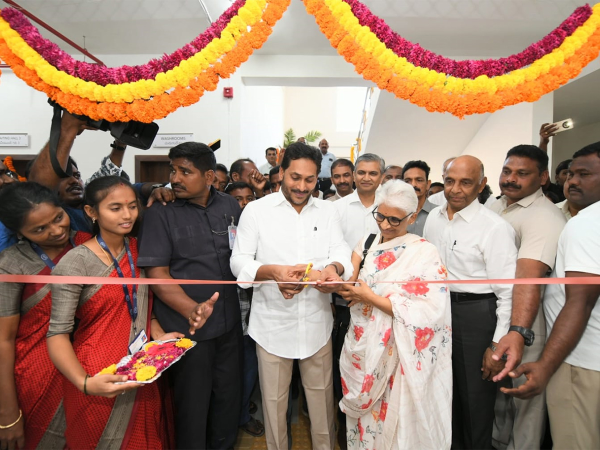 పులివెందులలో వైఎస్‌ జగన్‌ చేతుల మీదుగా రాజారెడ్డి ఐ సెంటర్ ...