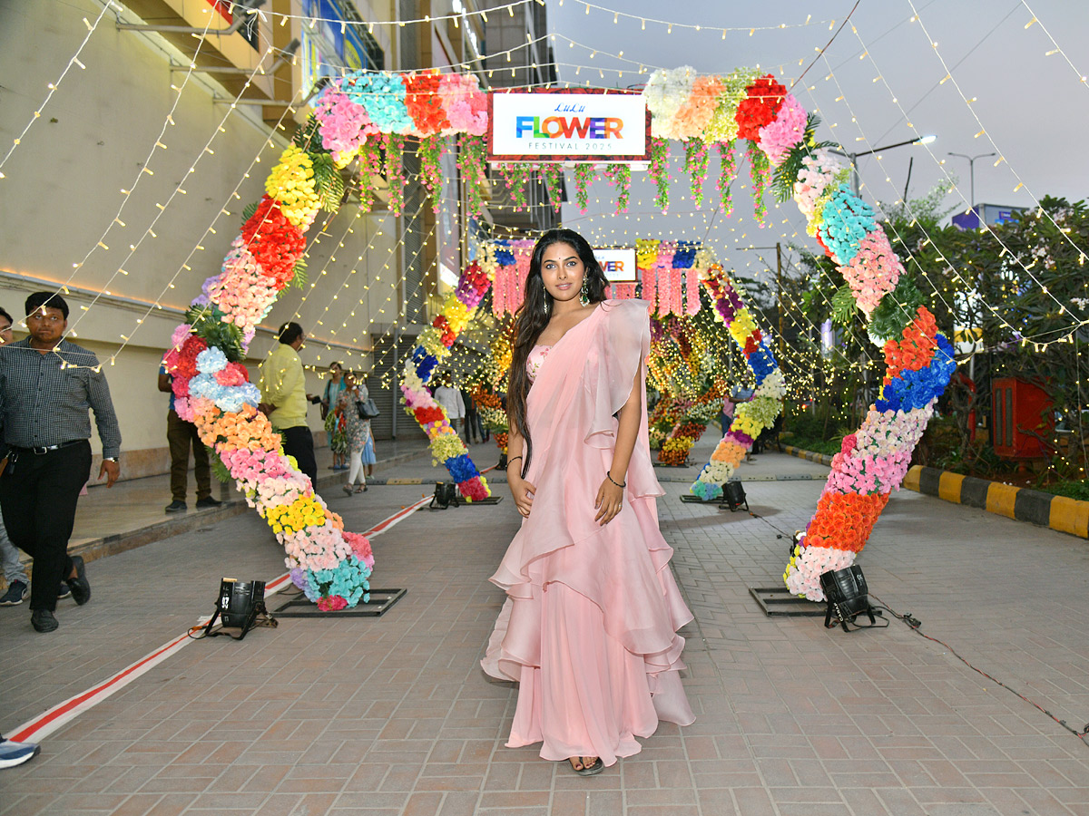 Divi Vadthya Inaugurated Lulu FLower Festival Season 2 2025 At Hyderabad Photos8