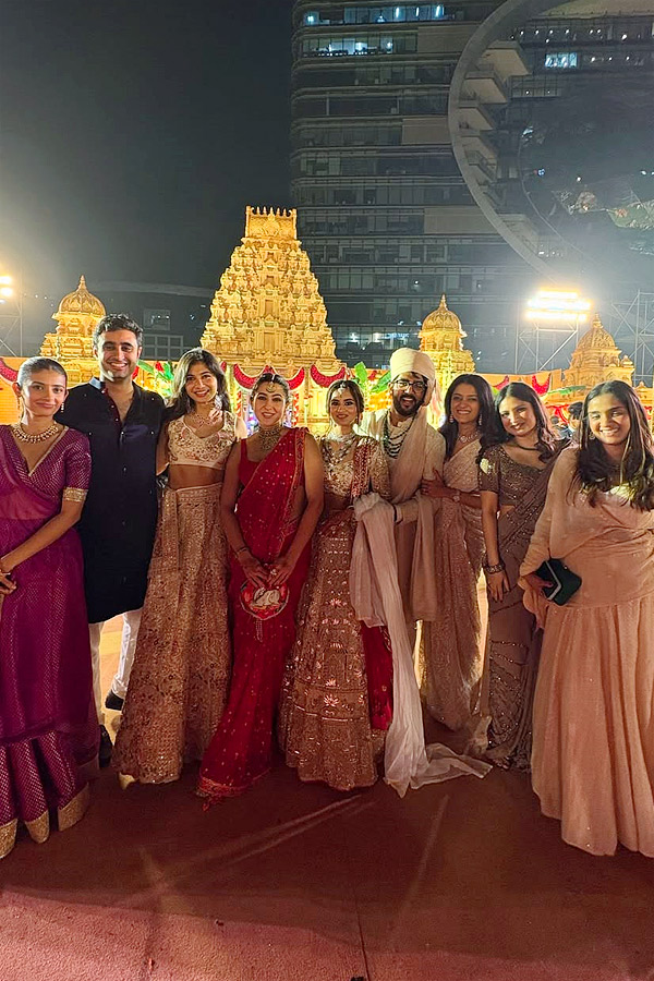Sara Ali Khan Enjoys Friends Wedding, Shares Adorable Moments With Family Photos10