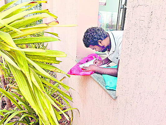 సమయపాలన పాటించని అధికారులు
2