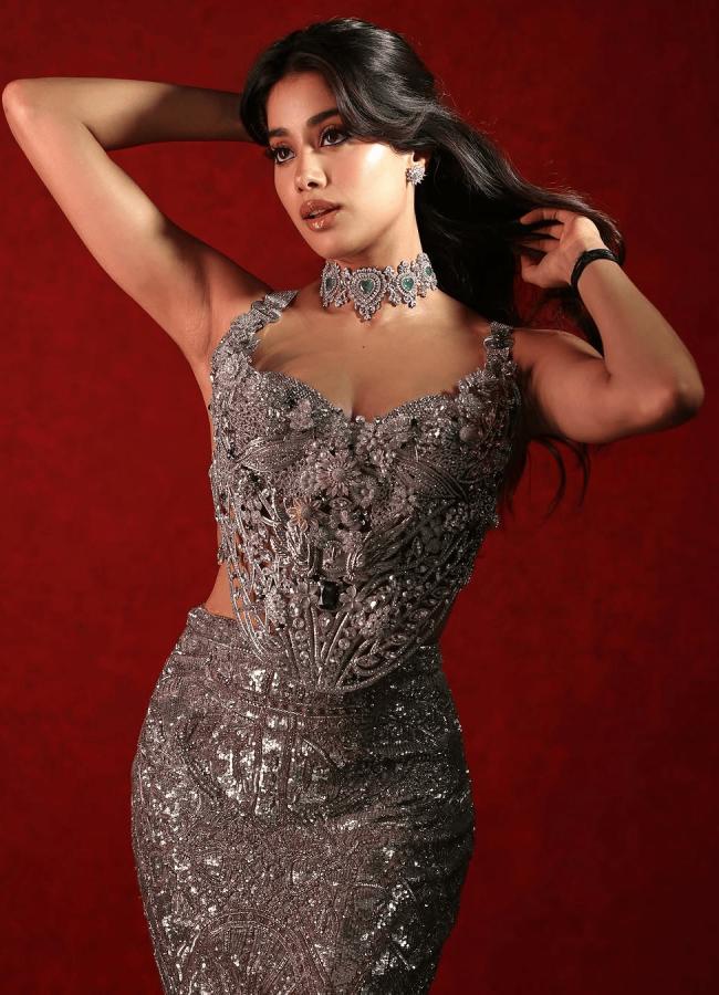 Bollywood Actress Janhvi Kapoor Glamorous Photos10