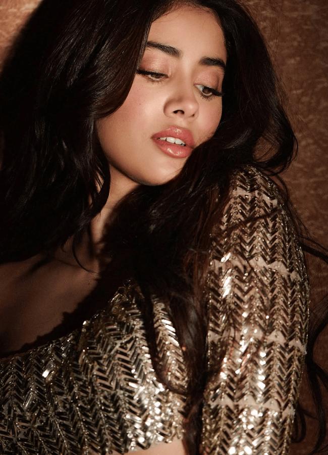 Bollywood Actress Janhvi Kapoor Glamorous Photos5