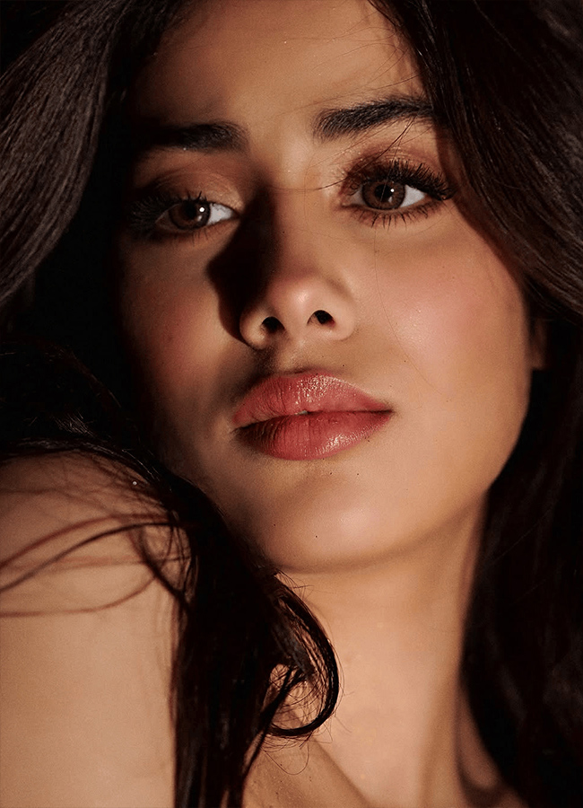 Bollywood Actress Janhvi Kapoor Glamorous Photos6
