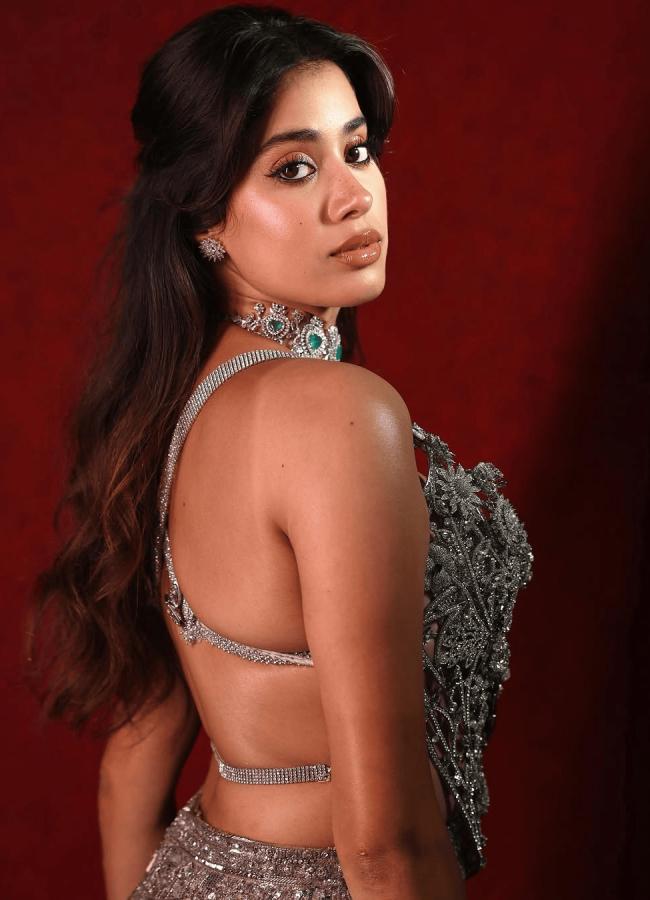 Bollywood Actress Janhvi Kapoor Glamorous Photos8