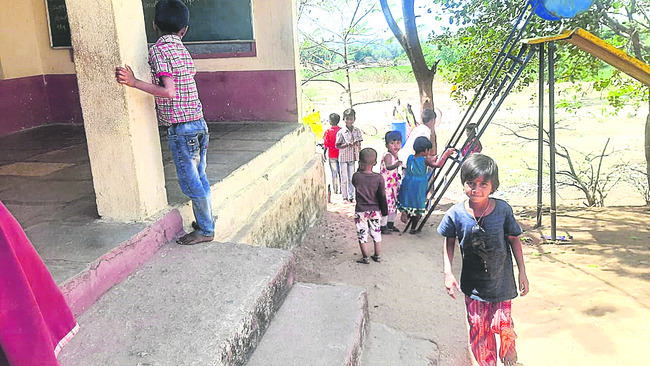 పాఠశాలలో టీచర్ల డుమ్మా1