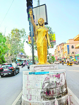 వివాదాస్పద భూమిని  పరిశీలించిన ట్రైనీ కలెక్టర్‌1