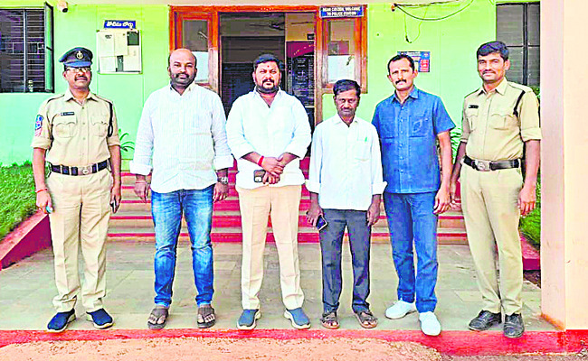 వివాదాస్పద భూమిని  పరిశీలించిన ట్రైనీ కలెక్టర్‌2