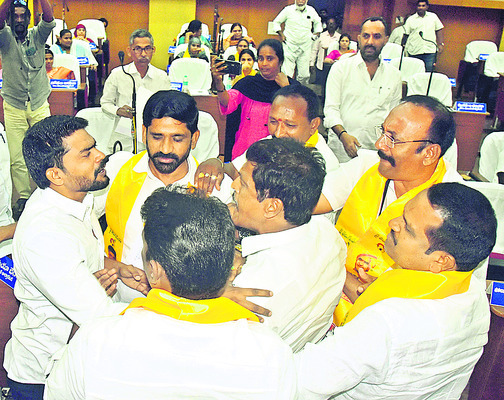 వాడీవేడిగా సర్వసభ్య సమావేశం 1