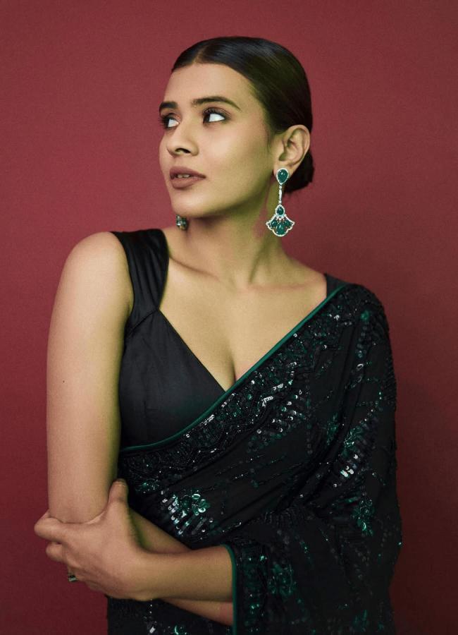Actress Hebba Patel Shares New Photos In Black Saree 12
