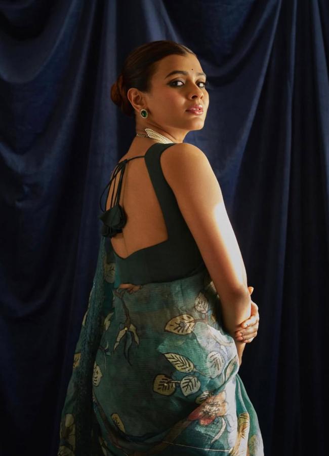 Actress Hebba Patel Shares New Photos In Black Saree 9