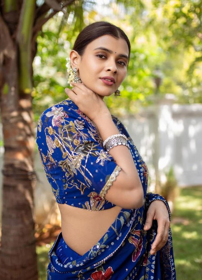 Actress Hebba Patel Shares New Photos In Black Saree 10