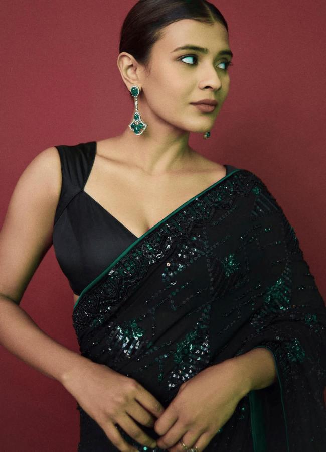 Actress Hebba Patel Shares New Photos In Black Saree 3