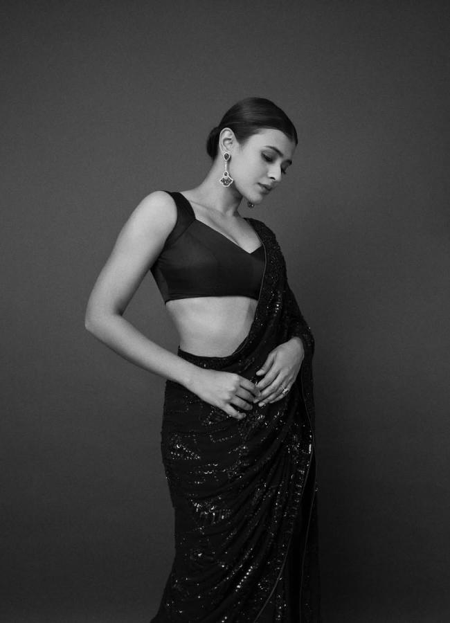 Actress Hebba Patel Shares New Photos In Black Saree 4