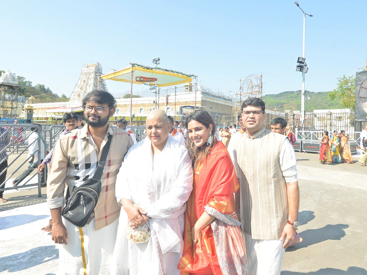 Actress Samyuktha Menon Visits Tirumala With Her Mother Photos1