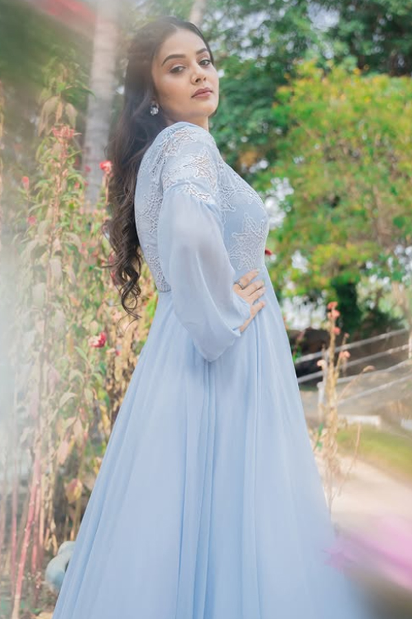 Sreemukhi looks graceful in stylish outfit photos2