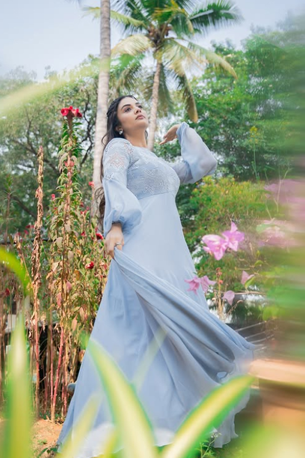 Sreemukhi looks graceful in stylish outfit photos3