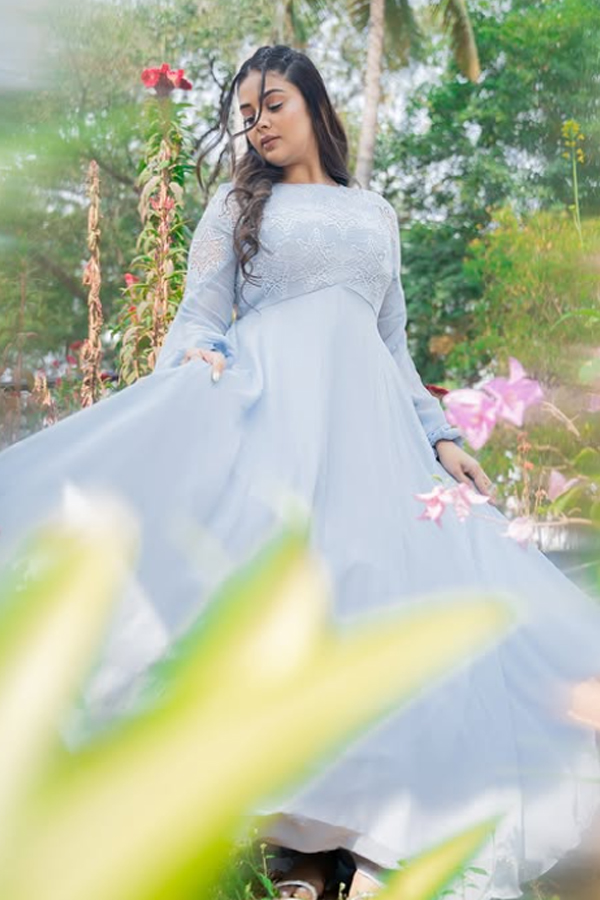 Sreemukhi looks graceful in stylish outfit photos4