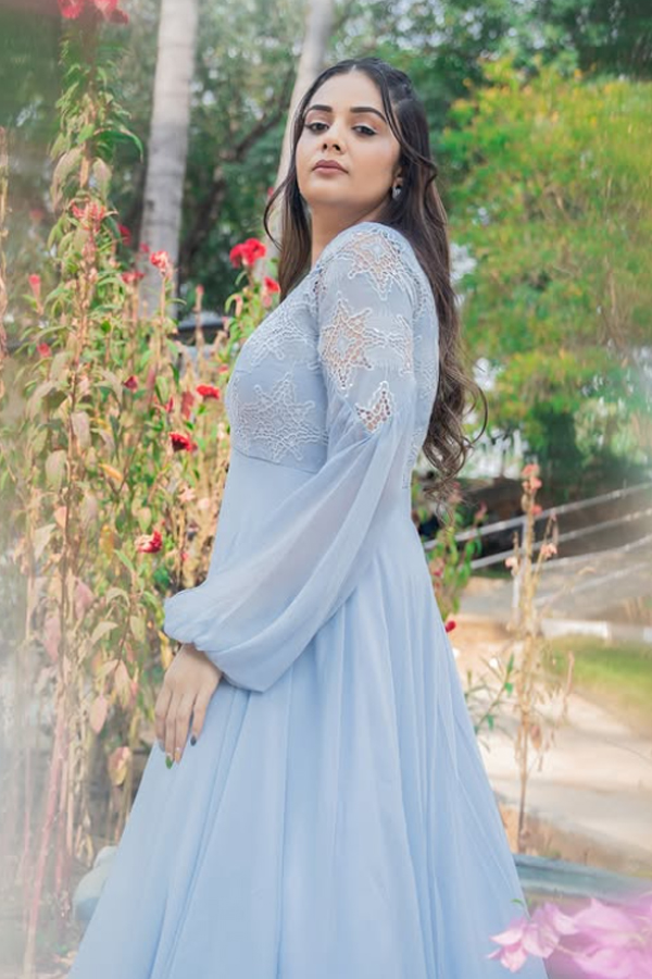 Sreemukhi looks graceful in stylish outfit photos5
