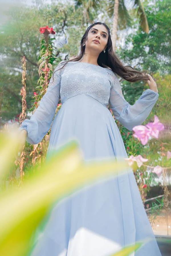 Sreemukhi looks graceful in stylish outfit photos6