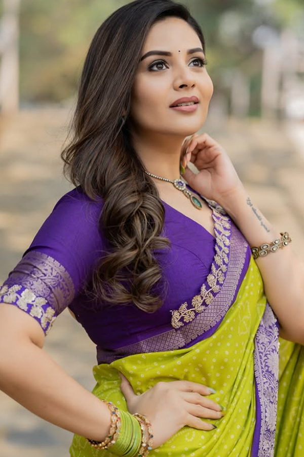 Sreemukhi looks graceful in stylish outfit photos10