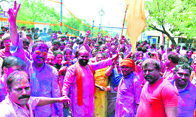 అంబరం.. హోలీ సంబరం3