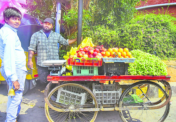 తూకాల్లో మోసం.. కొలతల్లో వ్యత్యాసం3