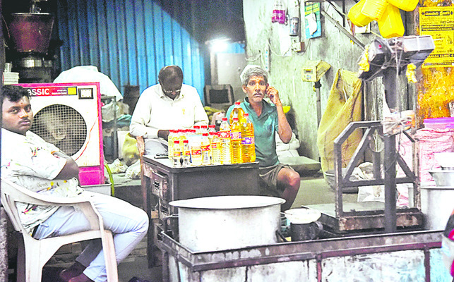 తూకాల్లో మోసం.. కొలతల్లో వ్యత్యాసం1