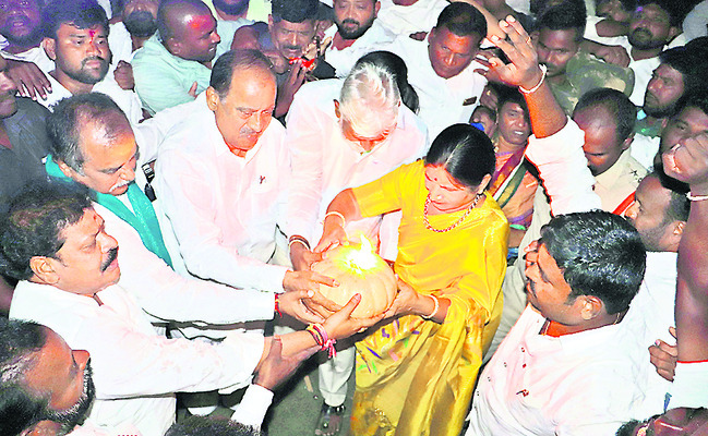 ప్రారంభమైన కొమ్మాల జాతర1