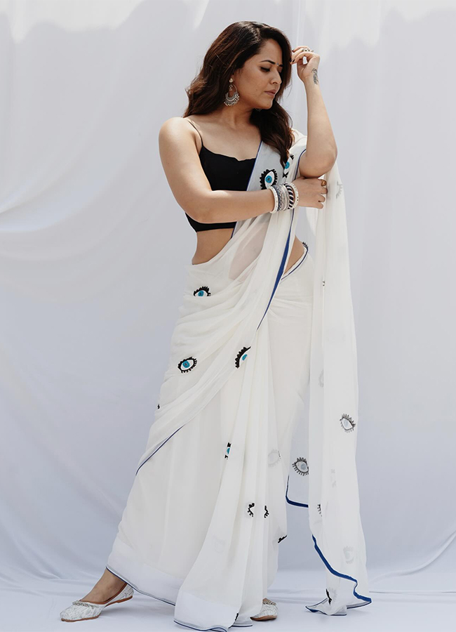 Actress Anasuya Bharadwaj White Saree Photos8