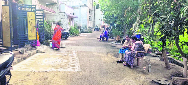 ఇంటింటికీ పోలీసుల కాపలా 7