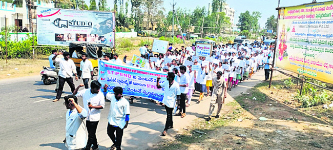 రోడ్డెక్కిన పశువైద్య విద్యార్థులు 1