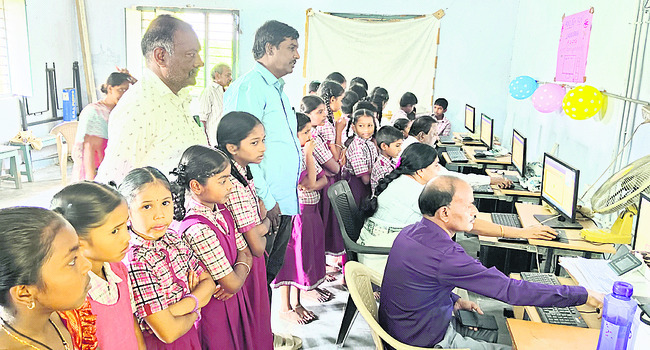 సీఎంపై ఠాణాలో ఫిర్యాదు
1