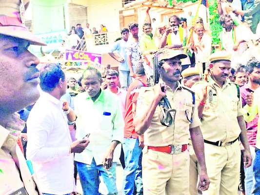 ప్రభల తరలింపులో ఉద్రిక్తత..2