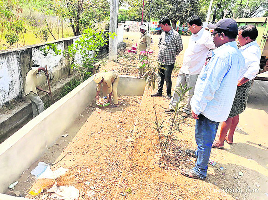 అభివృద్ధి పనుల్లో వేగం పెంచాలి : కలెక్టర్2