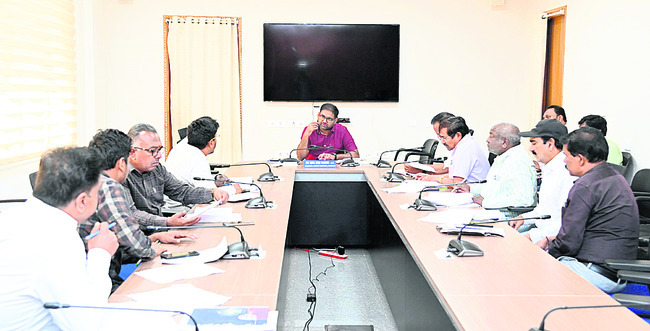 అభివృద్ధి పనుల్లో వేగం పెంచాలి : కలెక్టర్1