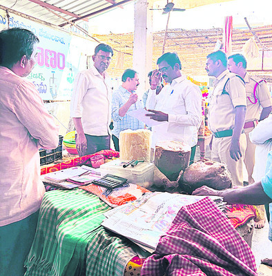 భక్తులను ఇబ్బందులకు గురిచేస్తే ఊరుకోం
1