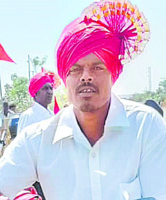 చేపల కోసం చెరువులోకి దిగి.. 1