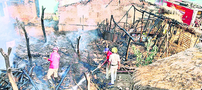 ఒక పూరిల్లు, మూడు పాకలు దగ్ధం1