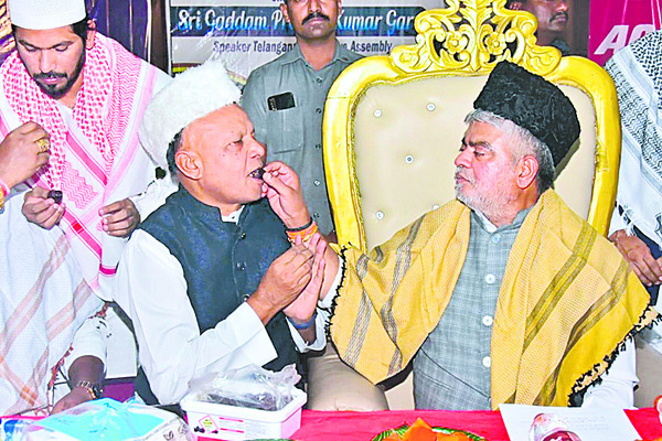 ఇఫ్తార్‌ విందులో స్పీకర్‌ 
3