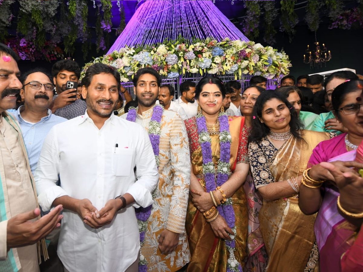 YS Jagan mohan reddy attends a marraige at Tenali creates a lot of excitement among fans2