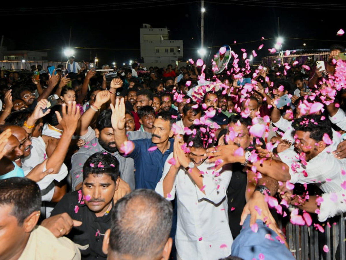 YS Jagan mohan reddy attends a marraige at Tenali creates a lot of excitement among fans11