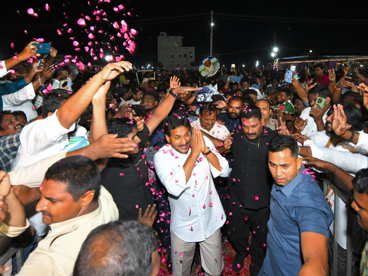 YS Jagan mohan reddy attends a marraige at Tenali creates a lot of excitement among fans12