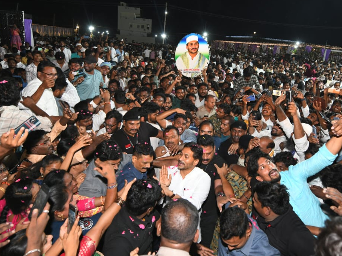YS Jagan mohan reddy attends a marraige at Tenali creates a lot of excitement among fans13